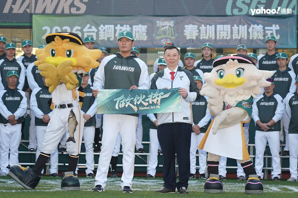 台鋼雄鷹王維中（左），與台鋼雄鷹會長謝裕民。（呂權紘／攝）（20260110）